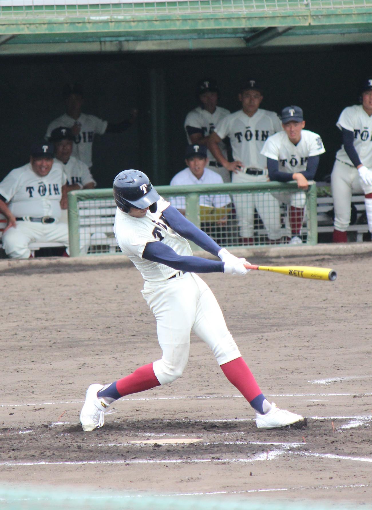 早稲田摂陵対大阪桐蔭　左前打を放つ大阪桐蔭・ラマル（撮影・柏原誠）