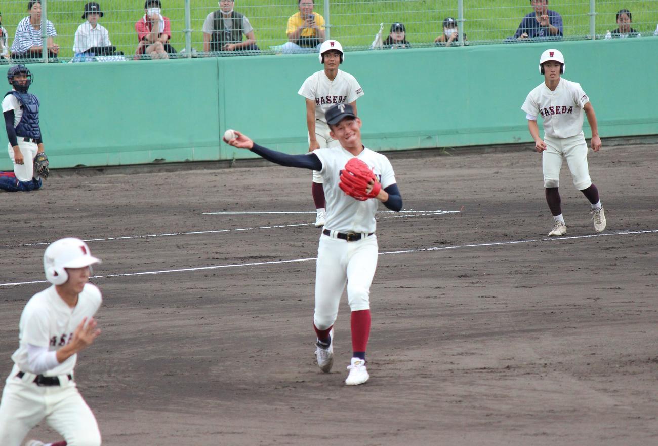 早稲田摂陵対大阪桐蔭　投ゴロを処理する大阪桐蔭・南（撮影・柏原誠）