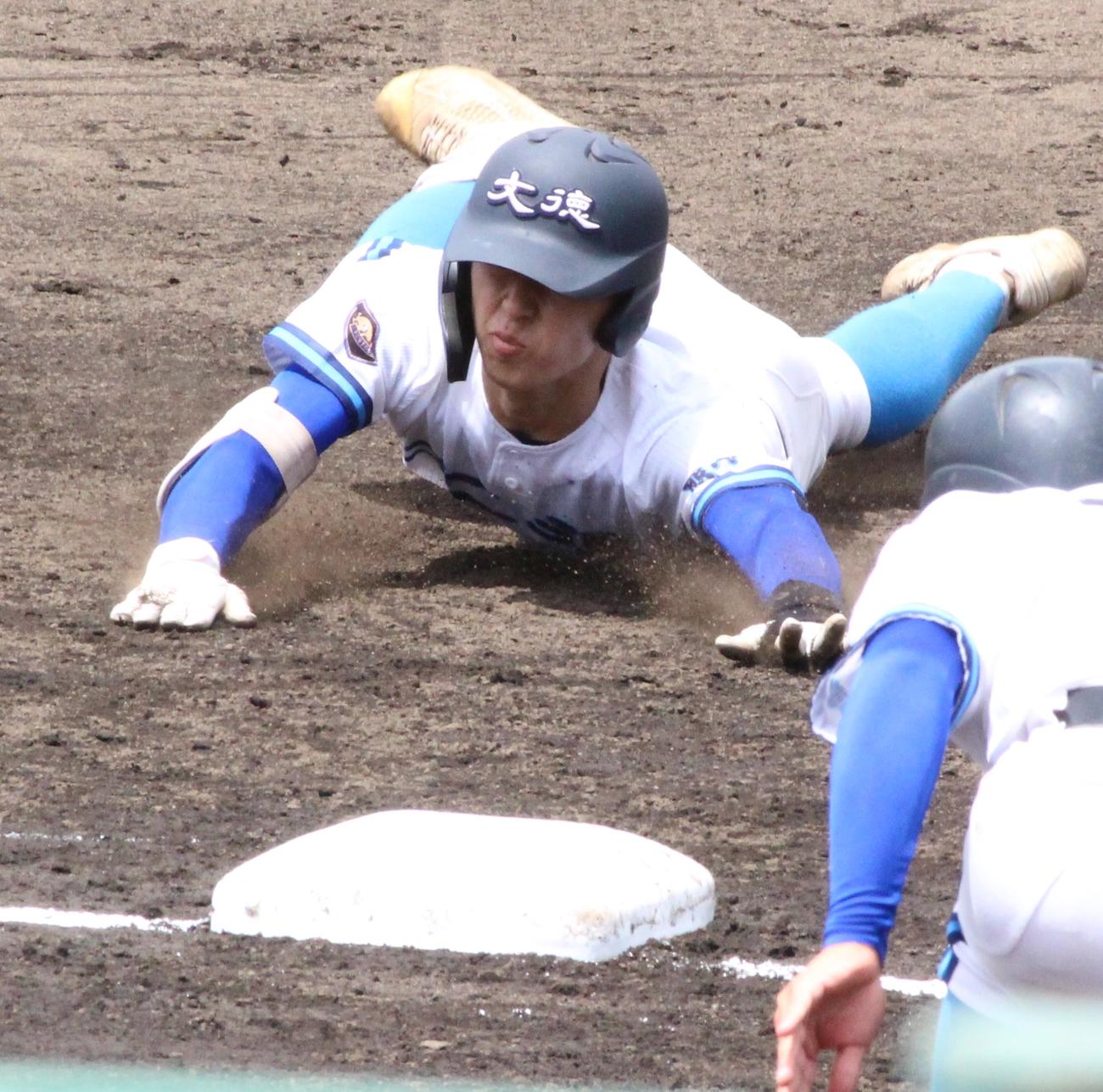 城北対文徳　文徳4回裏1死満塁、右中間3点三塁打で三塁にヘッドスライディングする森平哲平投手（撮影・菊川光一）