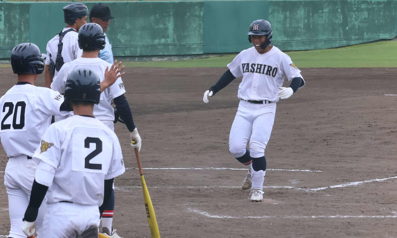 社対神港学園　ホームランを放ち喜ぶ、社・福田海晴（撮影・原田竣矢）