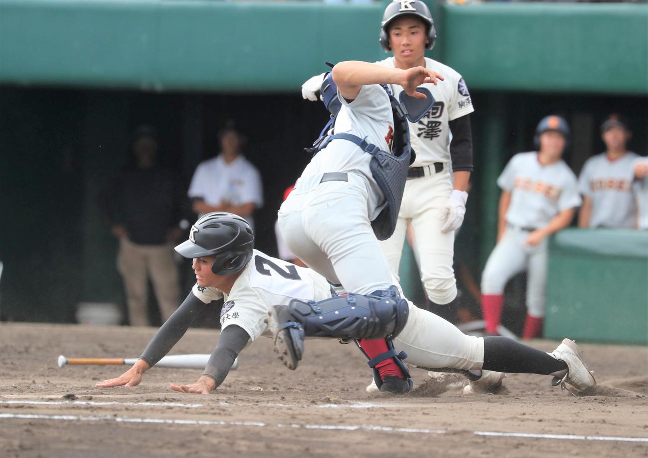 札幌光星対駒大苫小牧　7回裏駒大苫小牧2死一、二塁、瀬野の右越え2点適時二塁打で生還する一塁走者小池（撮影・黒川智章）