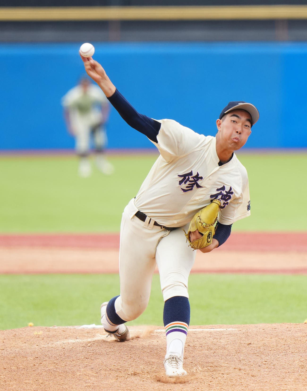 麻布対修徳　7回表から2番手で登板する修徳・篠崎（撮影・江口和貴）