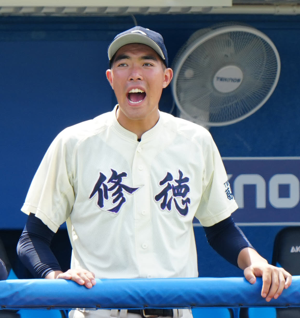 麻布対修徳　ベンチから声を出す修徳・篠崎（撮影・江口和貴）
