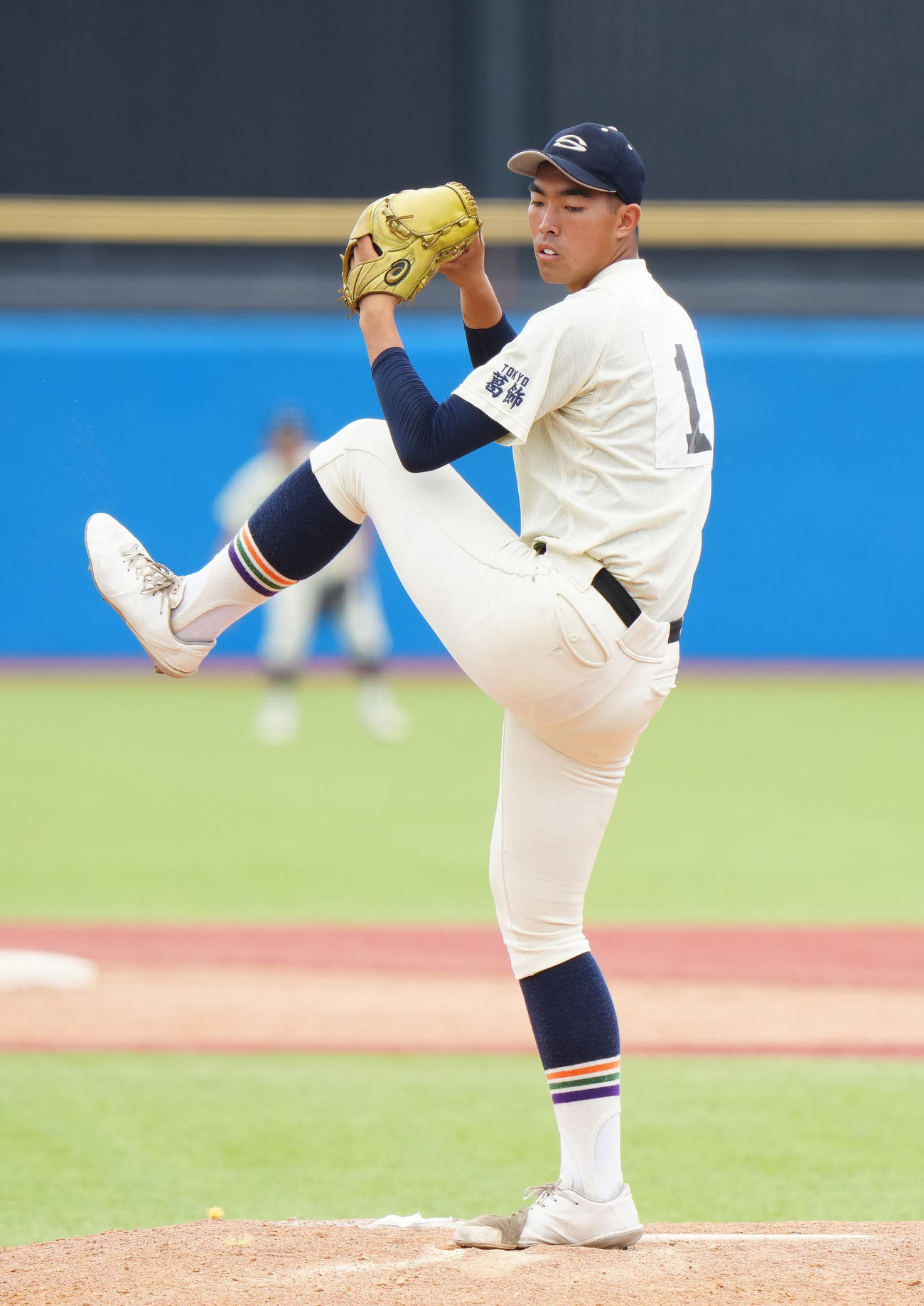 麻布対修徳　7回表から2番手で登板する修徳・篠崎（撮影・江口和貴）