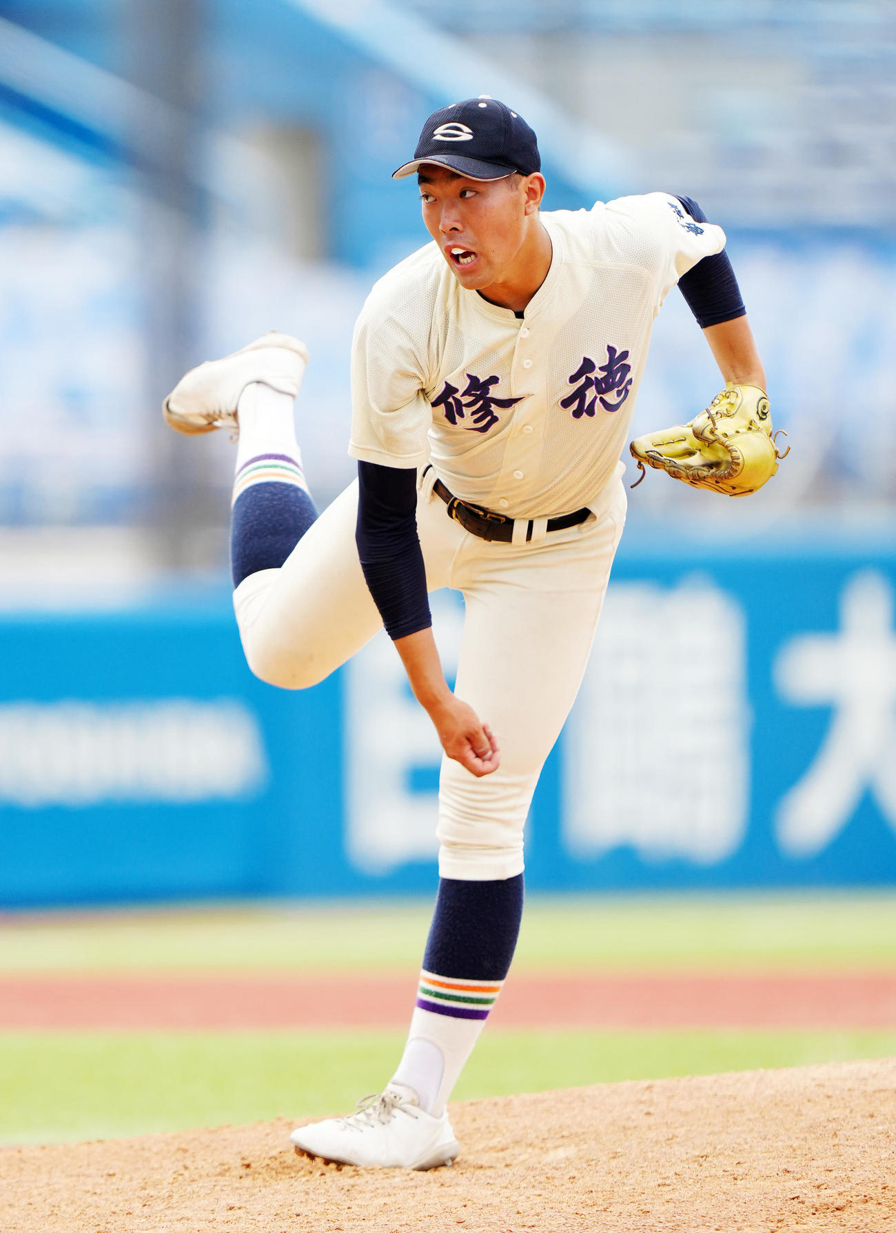 麻布対修徳　2番手で登板した修徳・篠崎（撮影・江口和貴）