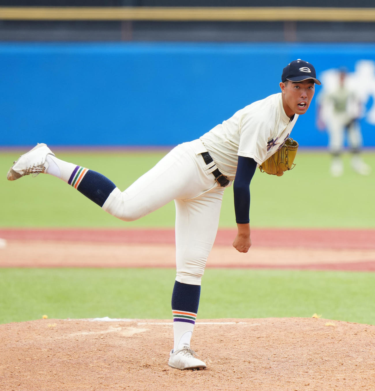 麻布対修徳　7回表から2番手で登板する修徳・篠崎（撮影・江口和貴）