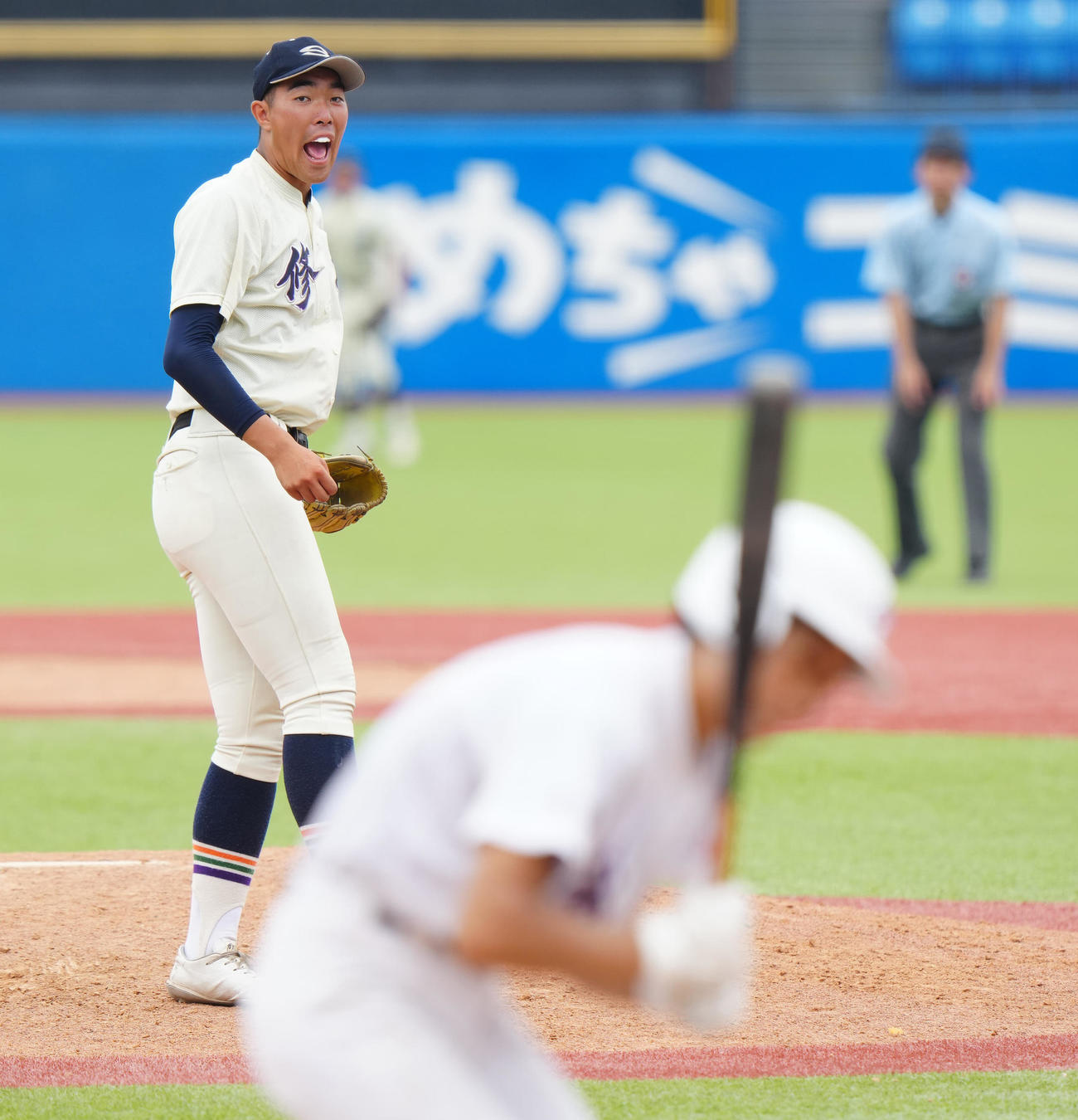 麻布対修徳　7回表麻布1死、下本（手前）から空振り三振を奪い、雄たけびを上げる篠崎（撮影・江口和貴）