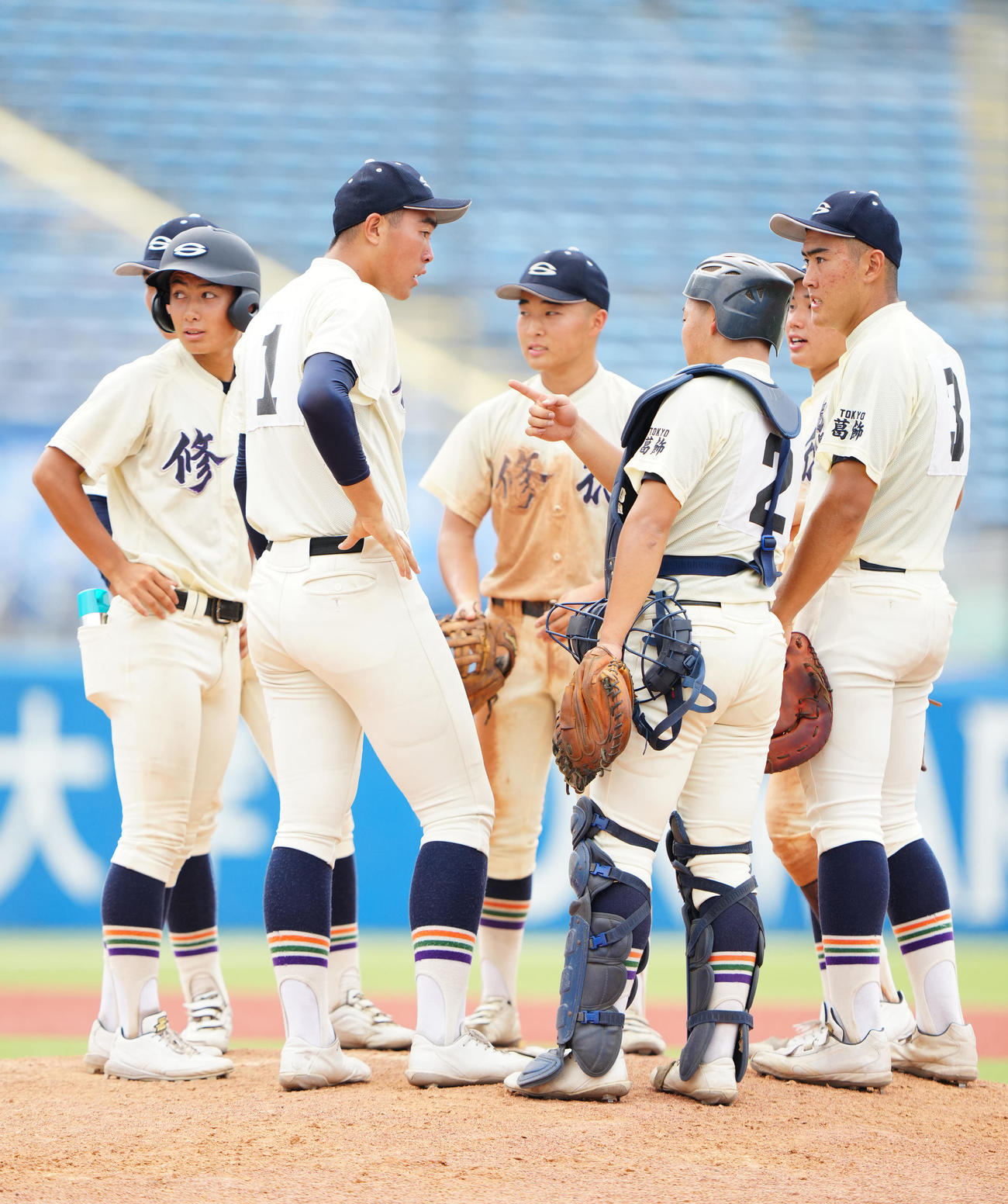 麻布対修徳　8回表、マウンドで激励される修徳2番手の篠崎（中央左）（撮影・江口和貴）