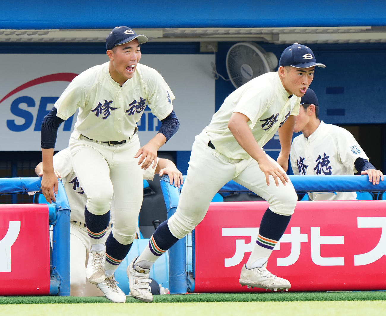 麻布対修徳　麻布に勝利し、整列に向かう修徳・篠崎（左）ら（撮影・江口和貴）