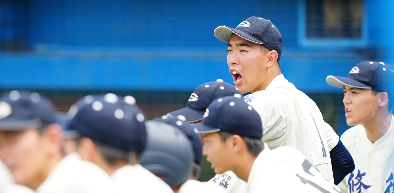麻布対修徳　ベンチから声を出す修徳・篠崎（右から2人目）（撮影・江口和貴）