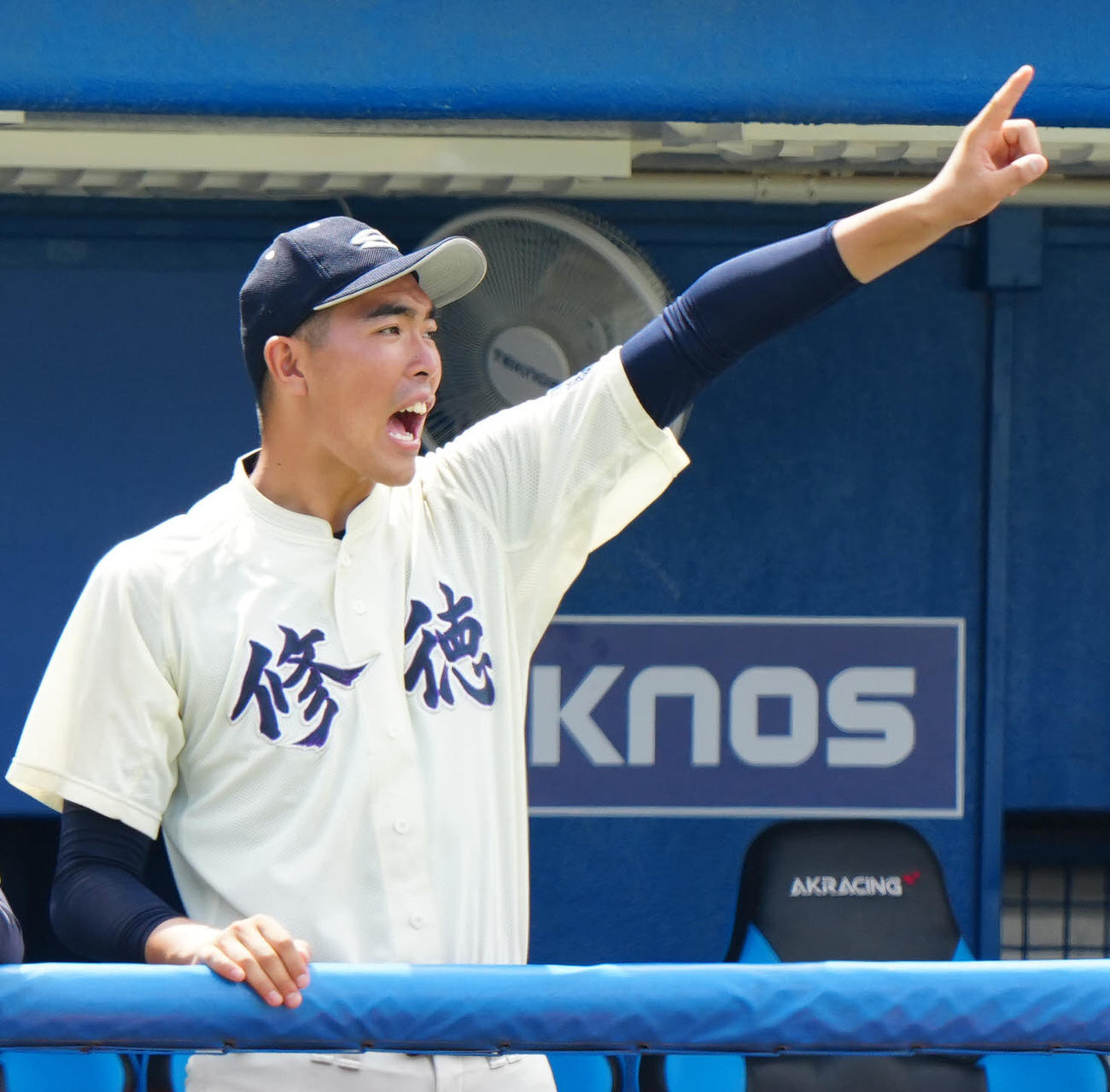 麻布対修徳　ベンチから声を出す修徳・篠崎（撮影・江口和貴）
