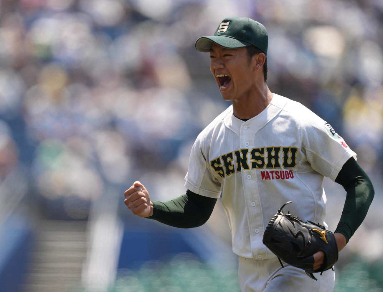 幕張総合対専大松戸　7回表幕張総合2死三塁、幕張総合・久保山を二ゴロに打ち取り、ガッツポーズを決める専大松戸先発の平野（撮影・狩俣裕三）