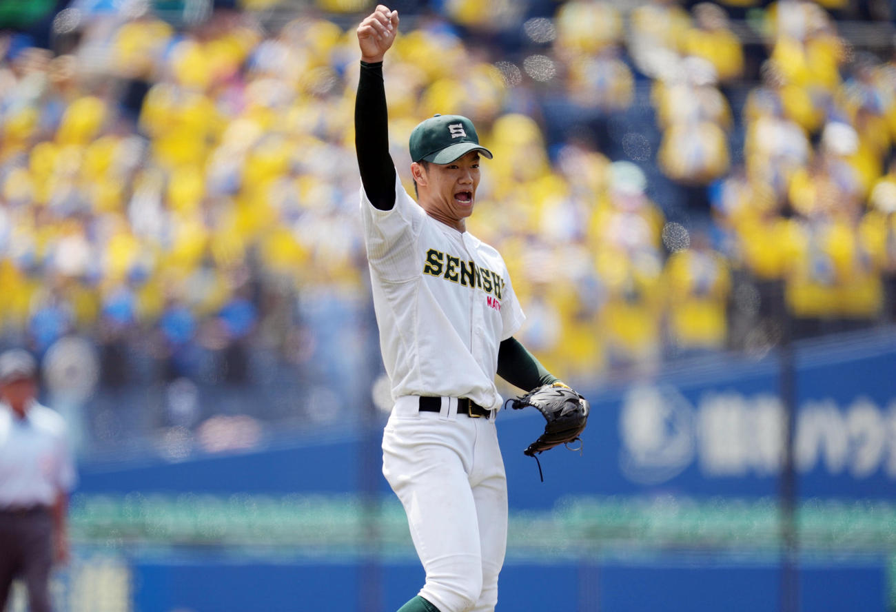 幕張総合対専大松戸　5回表幕張総合2死、幕張総合・桜井を遊ゴロに打ち取り、大きくほえる専大松戸・平野（撮影・狩俣裕三）