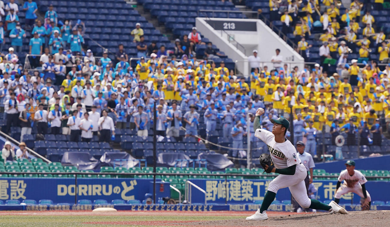 幕張総合対専大松戸　6回表、力投する専大松戸先発の平野（撮影・狩俣裕三）