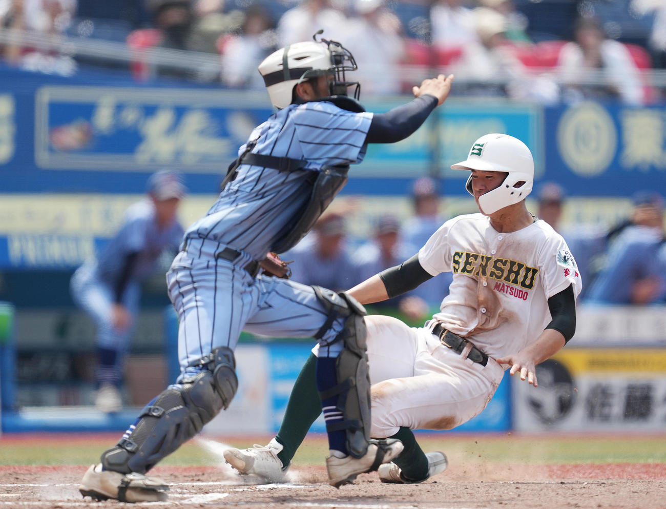 幕張総合対専大松戸　3回裏専大松戸1死三塁、専大松戸・広川の犠飛で生還する中山（右）（撮影・狩俣裕三）