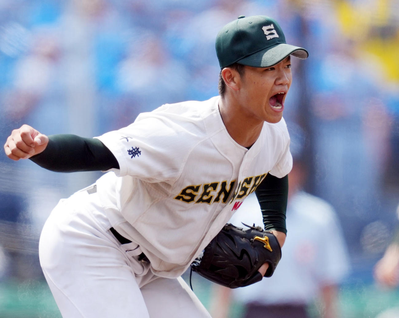 専大松戸対幕張総合　3回表幕張総合1死、幕張総合・江村を空振り三振に仕留め、雄たけびを上げる専大松戸先発の平野（撮影・狩俣裕三）