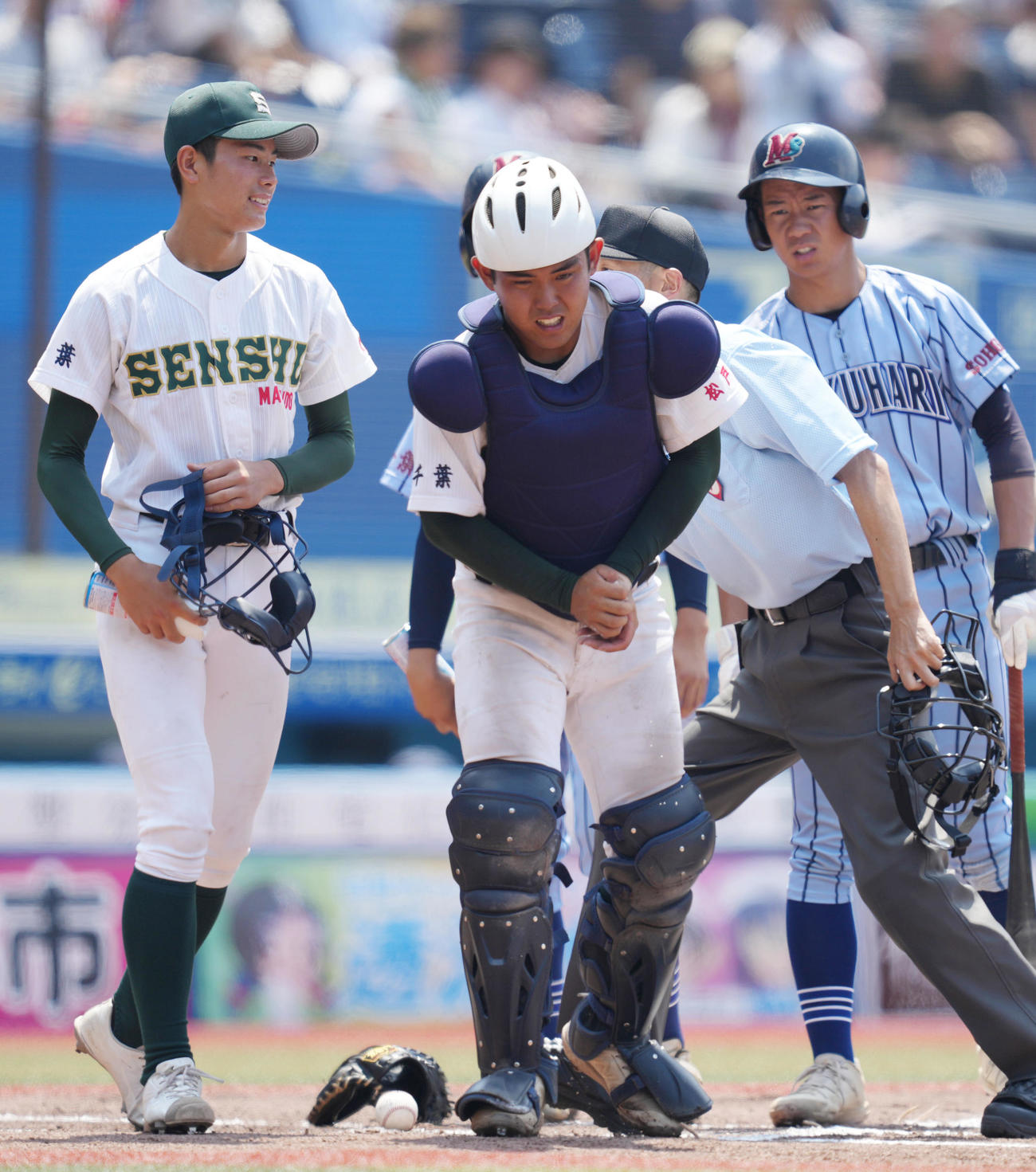 幕張総合対専大松戸　6回表、左手を負傷し、いったんベンチに引き揚げる専大松戸・吉田（中央）（撮影・狩俣裕三）