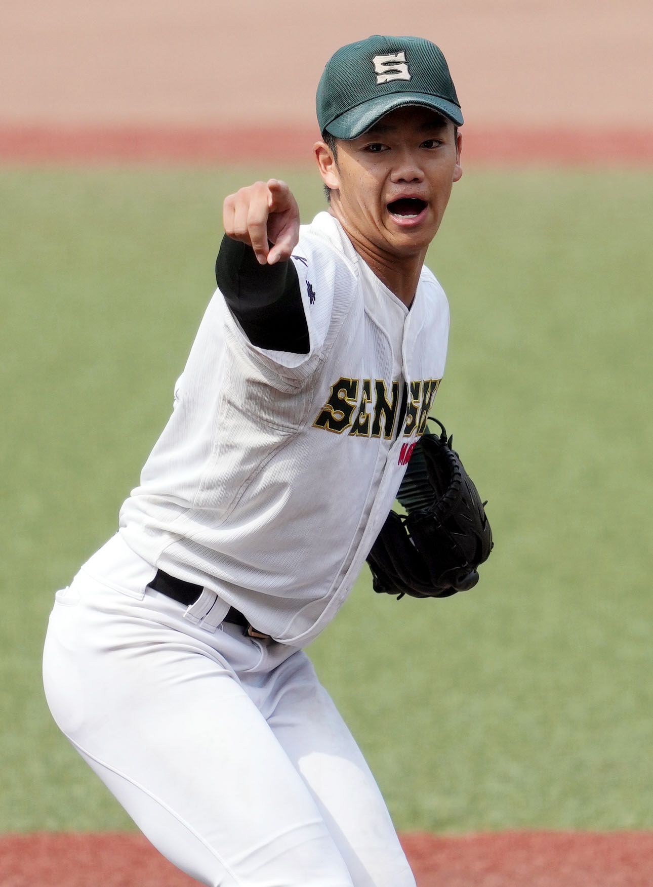 幕張総合対専大松戸　1回表、相手スイングをアピールする専大松戸先発の平野（撮影・狩俣裕三）