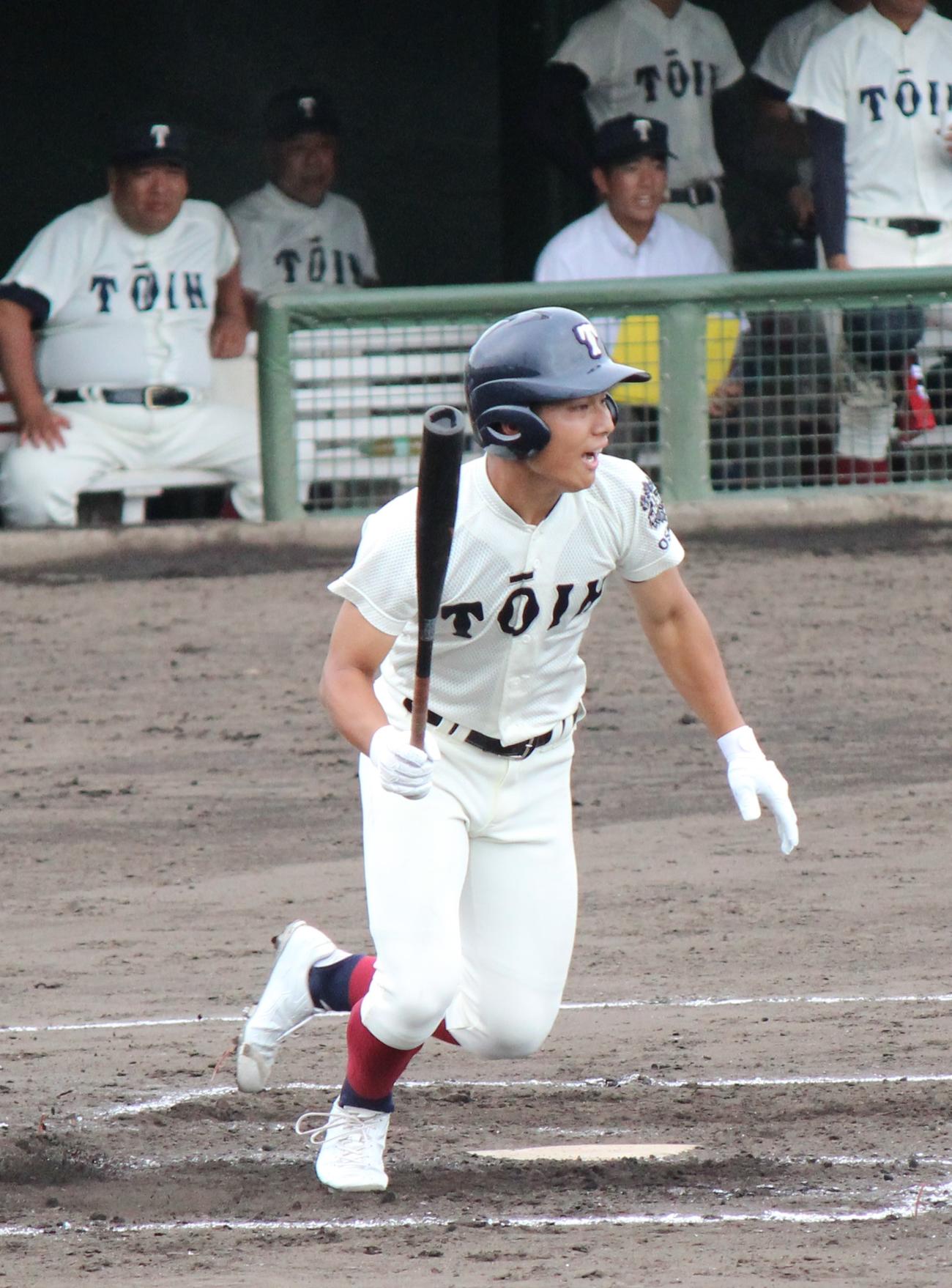 早稲田摂陵対大阪桐蔭　二ゴロを放つ大阪桐蔭・徳丸（撮影・柏原誠）