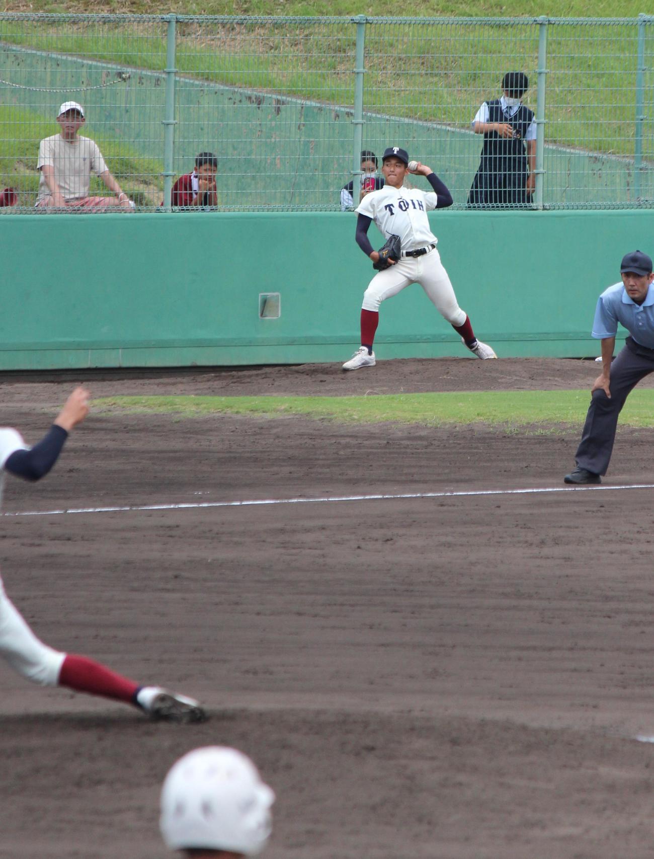早稲田摂陵対大阪桐蔭　ブルペンでキャッチボールをする大阪桐蔭・前田（撮影・柏原誠）