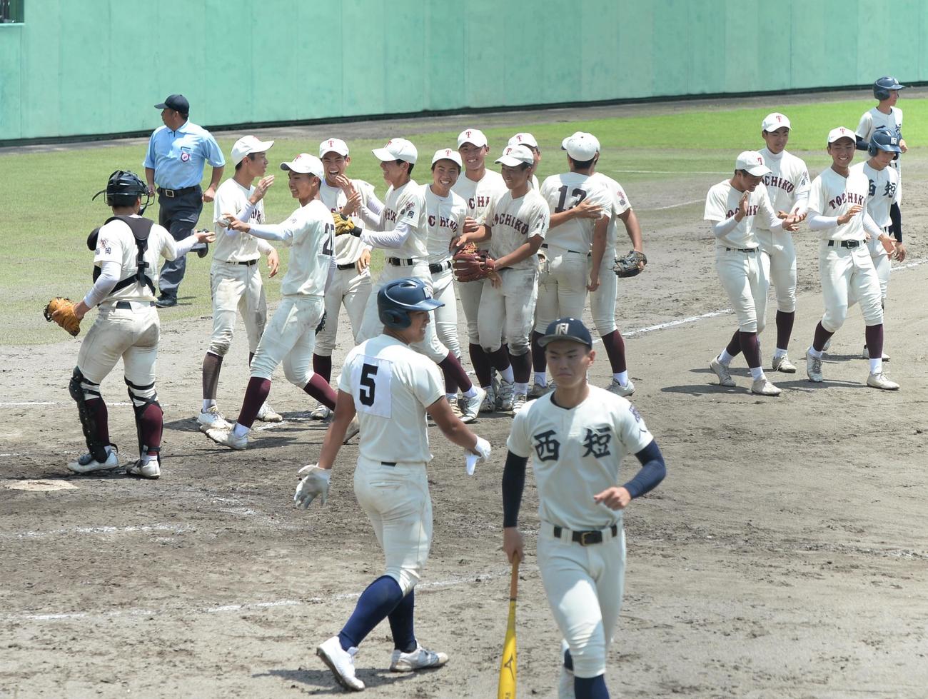 福岡大会　東筑対西日本短大付　笑顔を見せる東筑ナイン（右）と対照的な西日本短大付の選手たち（撮影・佐藤究）