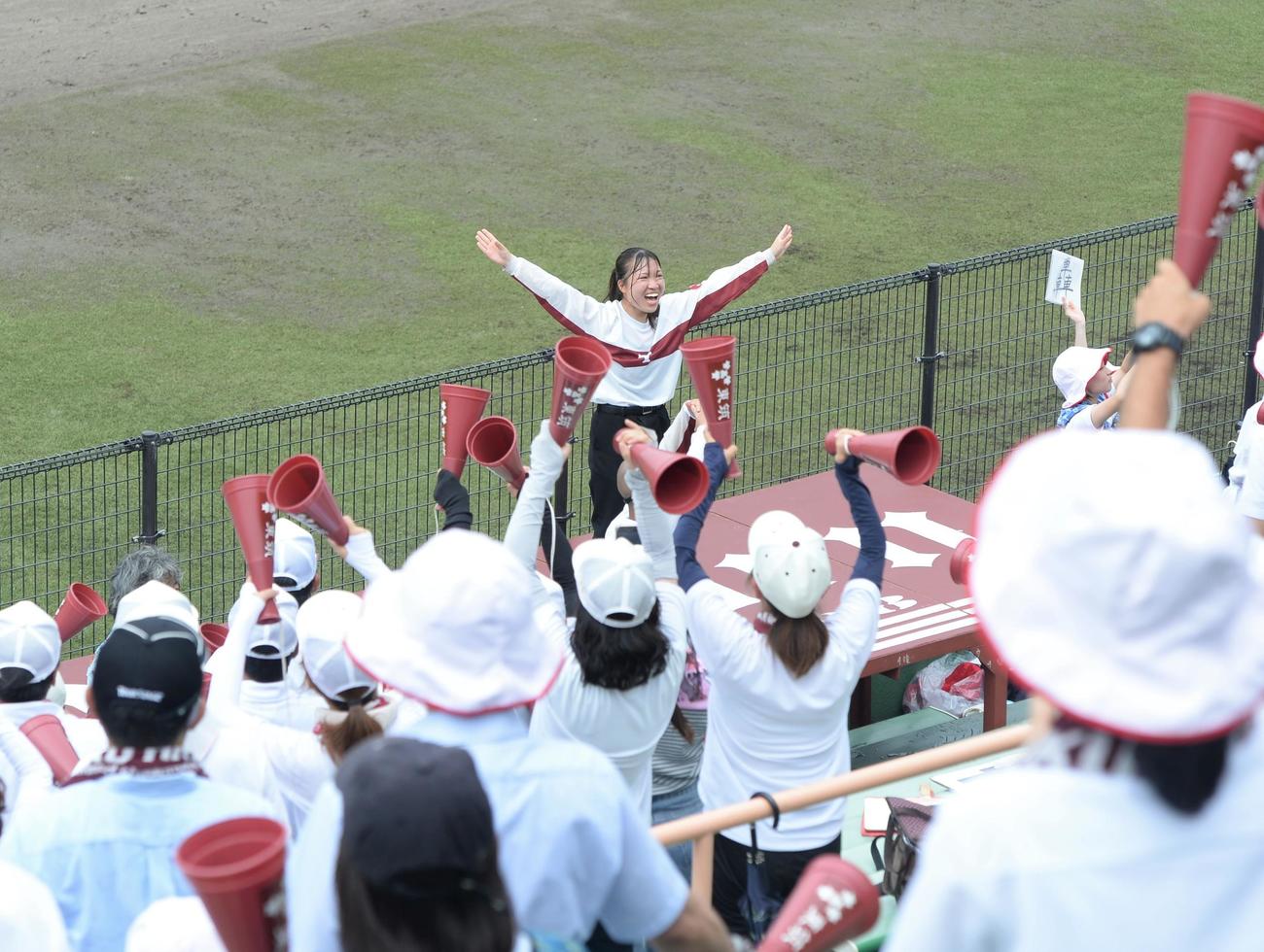 福岡大会　東筑対西日本短大付　ナインにエールを贈る東筑の応援部・小南団長（中央奥）（撮影・佐藤究）
