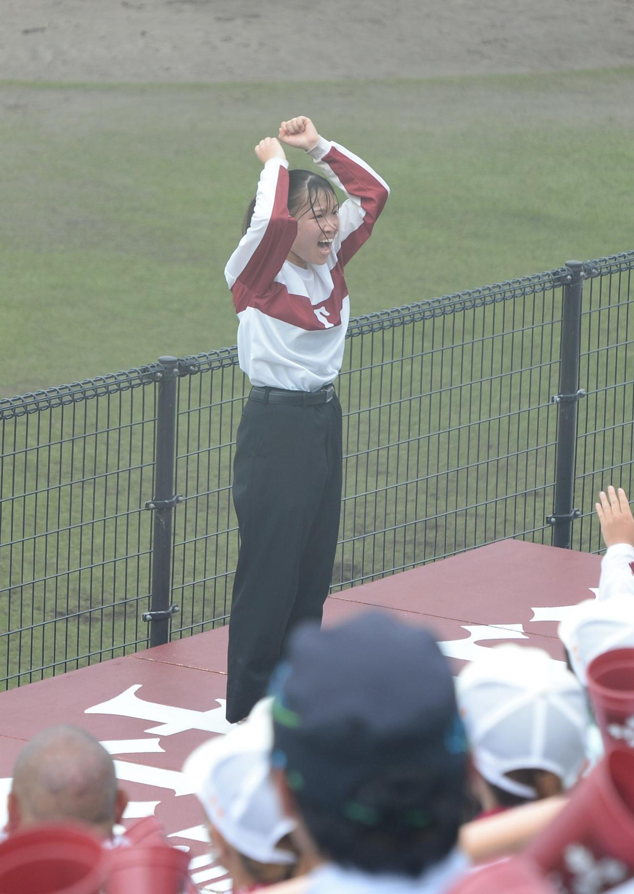 福岡大会　東筑対西日本短大付　応援する東筑の応援部・小南団長（奥）（撮影・佐藤究）