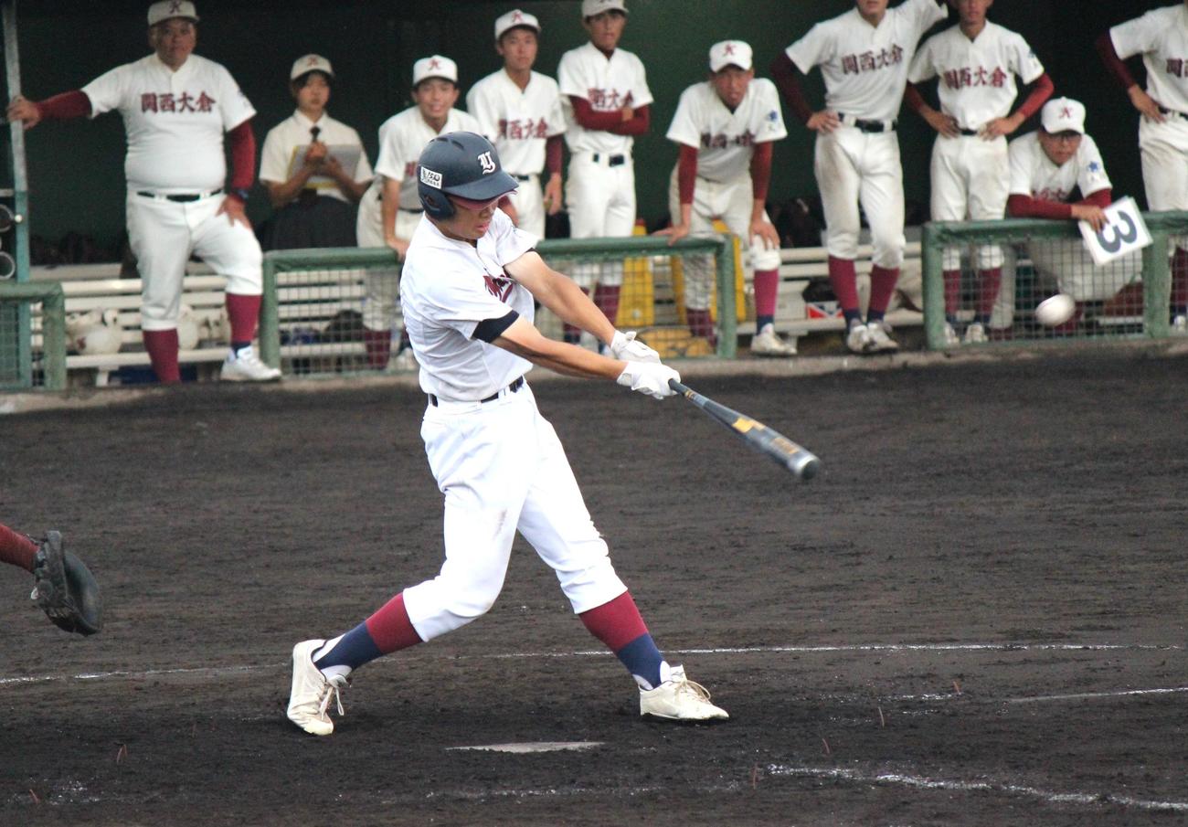 山田対関西大倉　9回2死満塁から逆転3点打を放つ山田・山本（撮影・柏原誠）