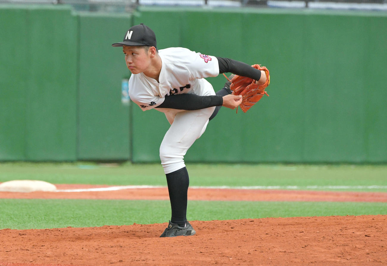 長崎日大対長崎商業　完封勝利を挙げた長崎日大・西尾海純投手（撮影・土居恒久）