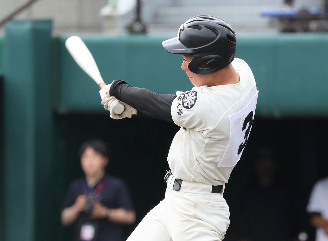 札幌光星対駒大苫小牧　7回裏駒大苫小牧2死一、二塁、右越え2点適時二塁打を放つ瀬野（撮影・黒川智章）
