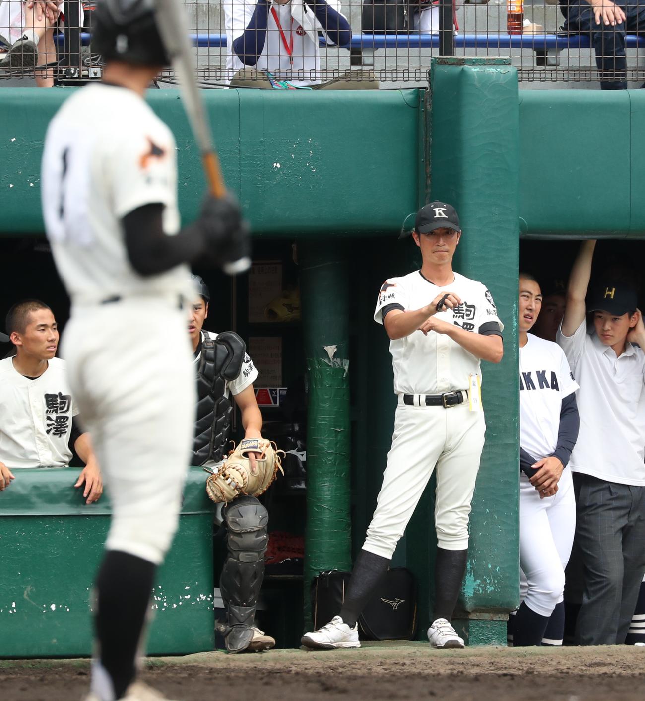 札幌光星対駒大苫小牧　選手にサインを出す駒大苫小牧・佐々木監督（撮影・黒川智章）