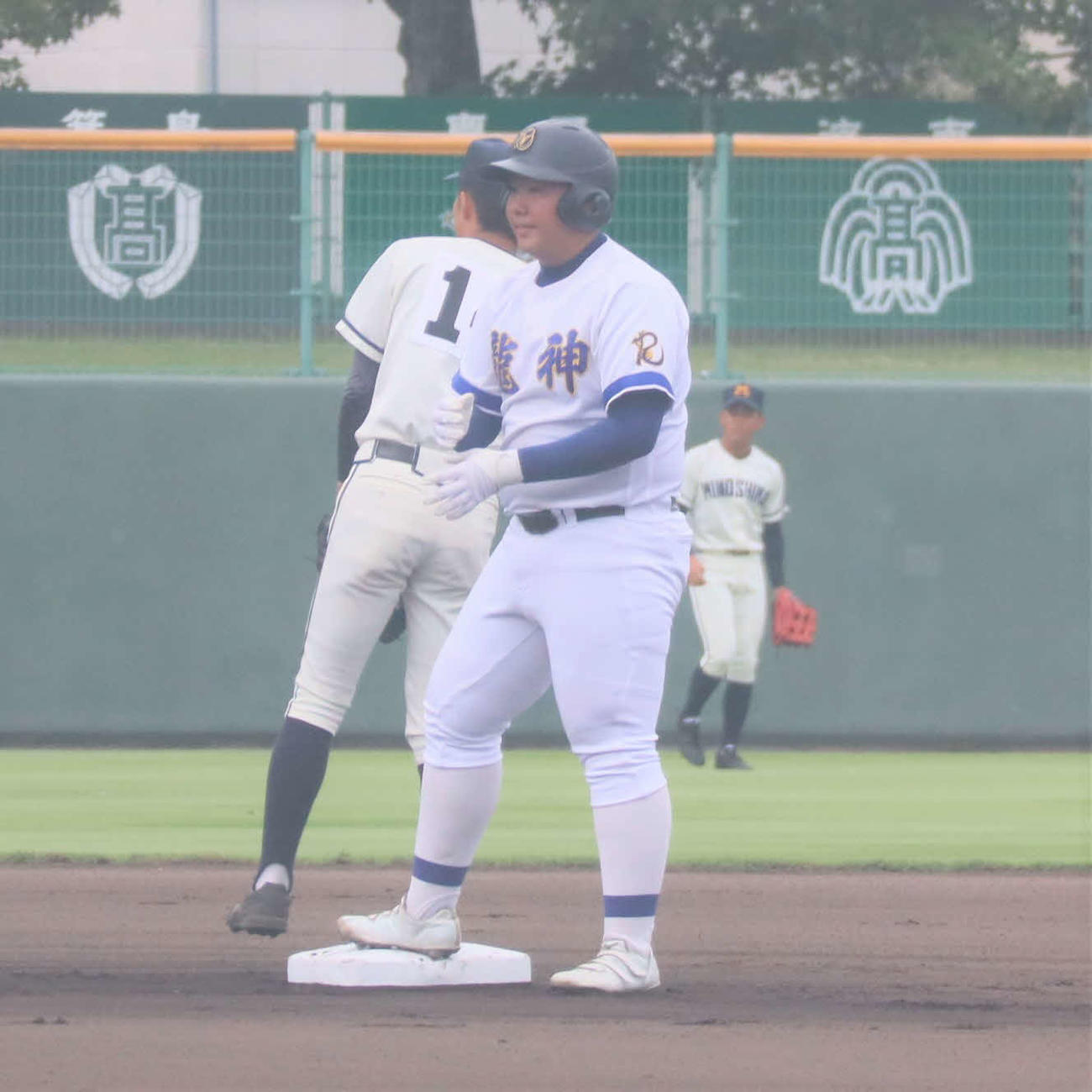 高校野球和歌山大会　箕島対南部高竜神分校　初回に左翼への二塁打を放った南部高竜神分校の上村凌賀（撮影・村松万里子）