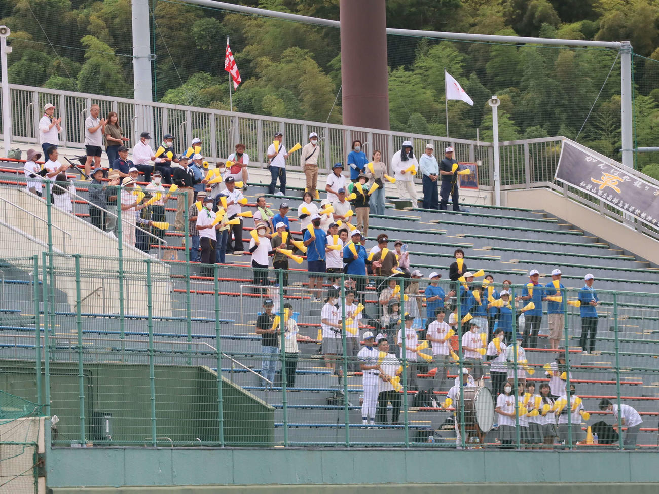 高校野球和歌山大会　箕島対南部高竜神分校　2回に校歌を歌う南部高竜神分校スタンド（撮影・村松万里子）