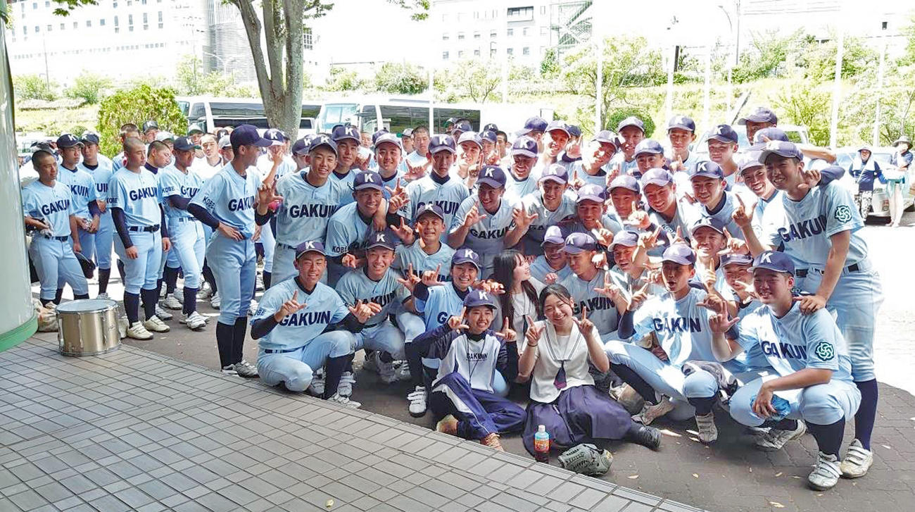 今夏最後の試合を終えた神戸学院大付ナイン（撮影・堀まどか）