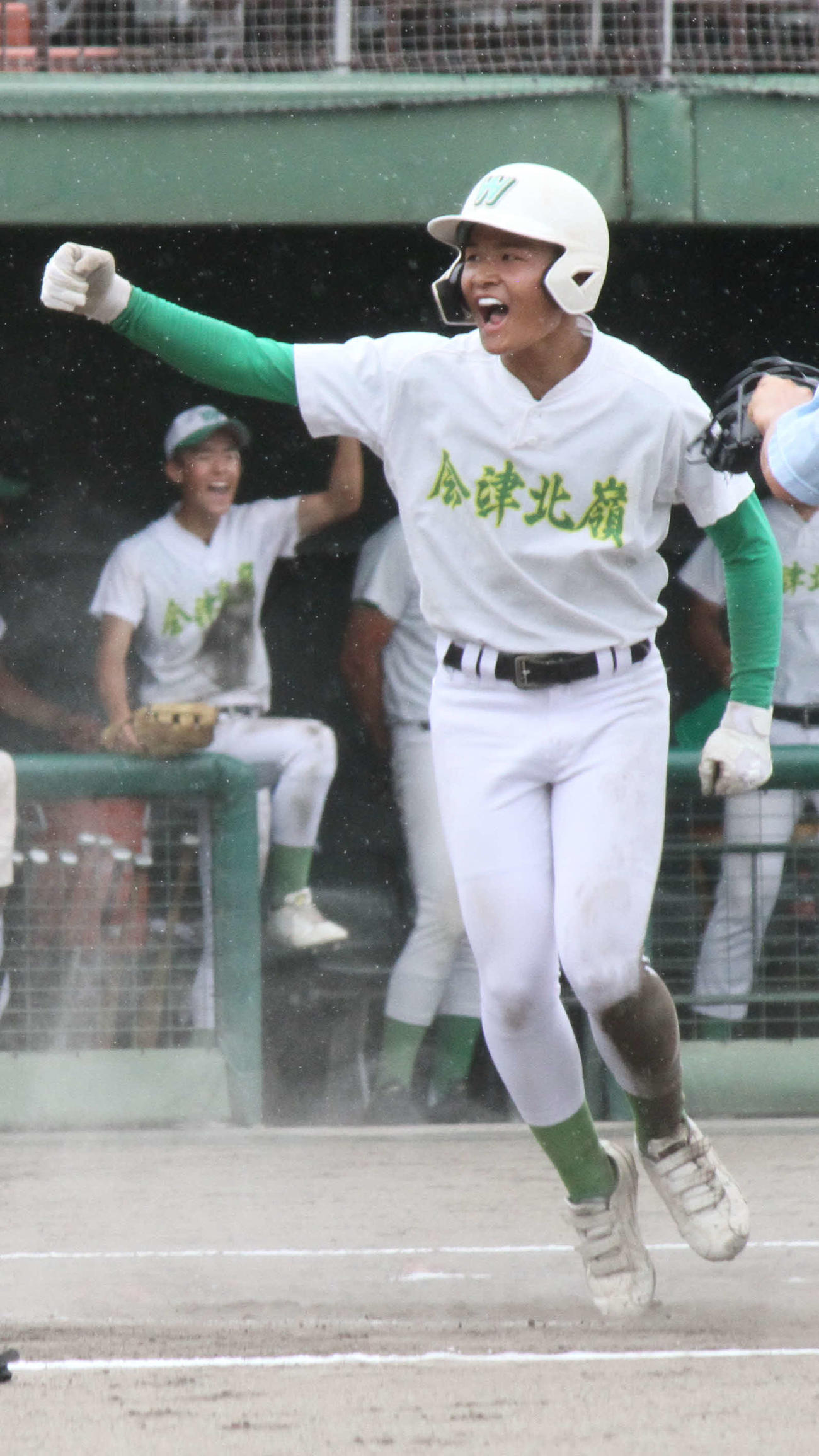 7回、会津北嶺・嘉数は適時打で生還しガッツポーズ