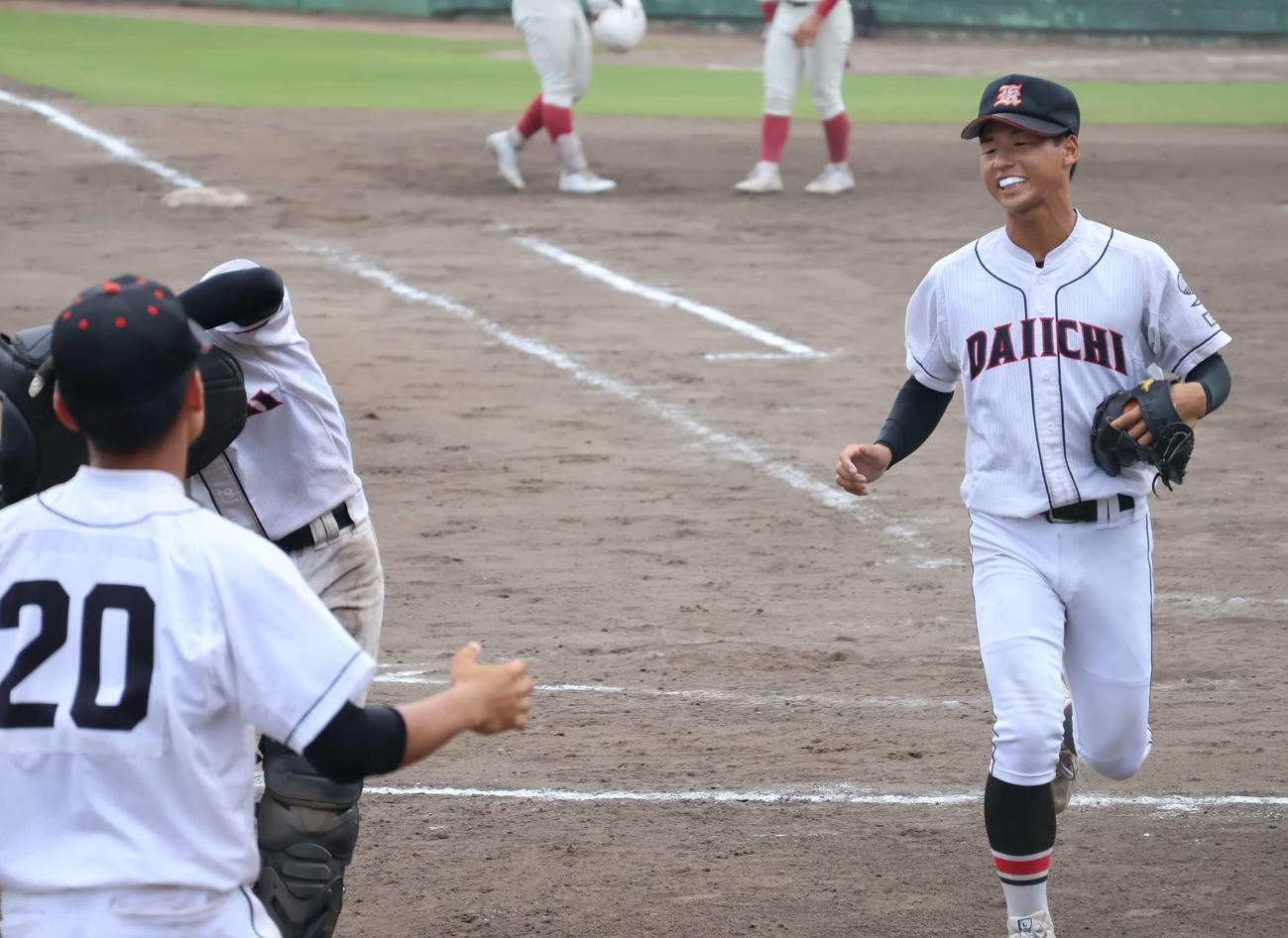 神戸第一対関西学院　8回の攻撃を0で抑え笑顔を見せる神戸第一・日浦（撮影・原田竣矢）