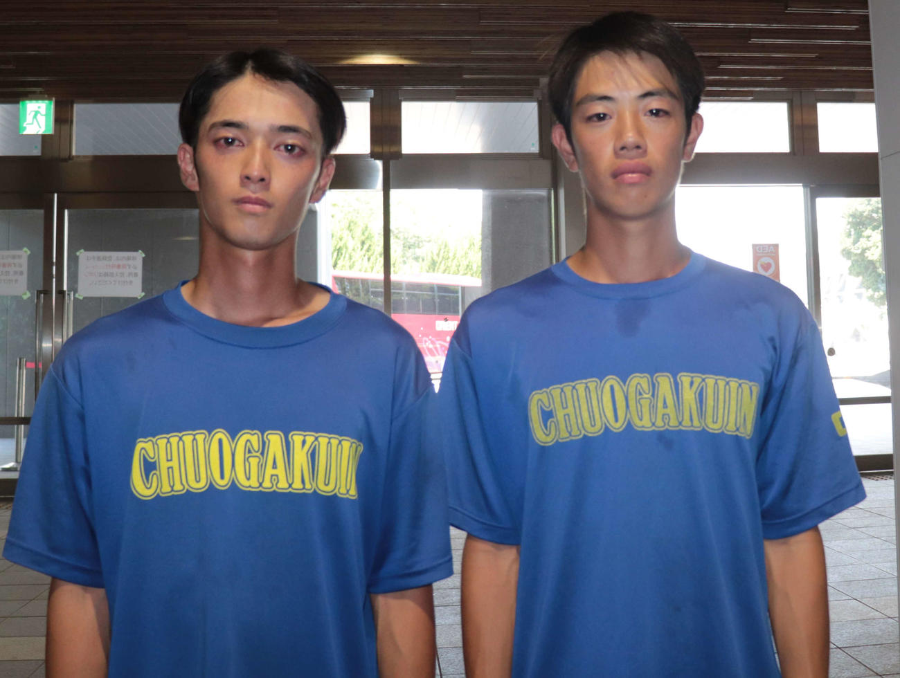 中央学院で記録員の丸山蒼大（左）と背番号14をつける晃大（撮影・佐瀬百合子）