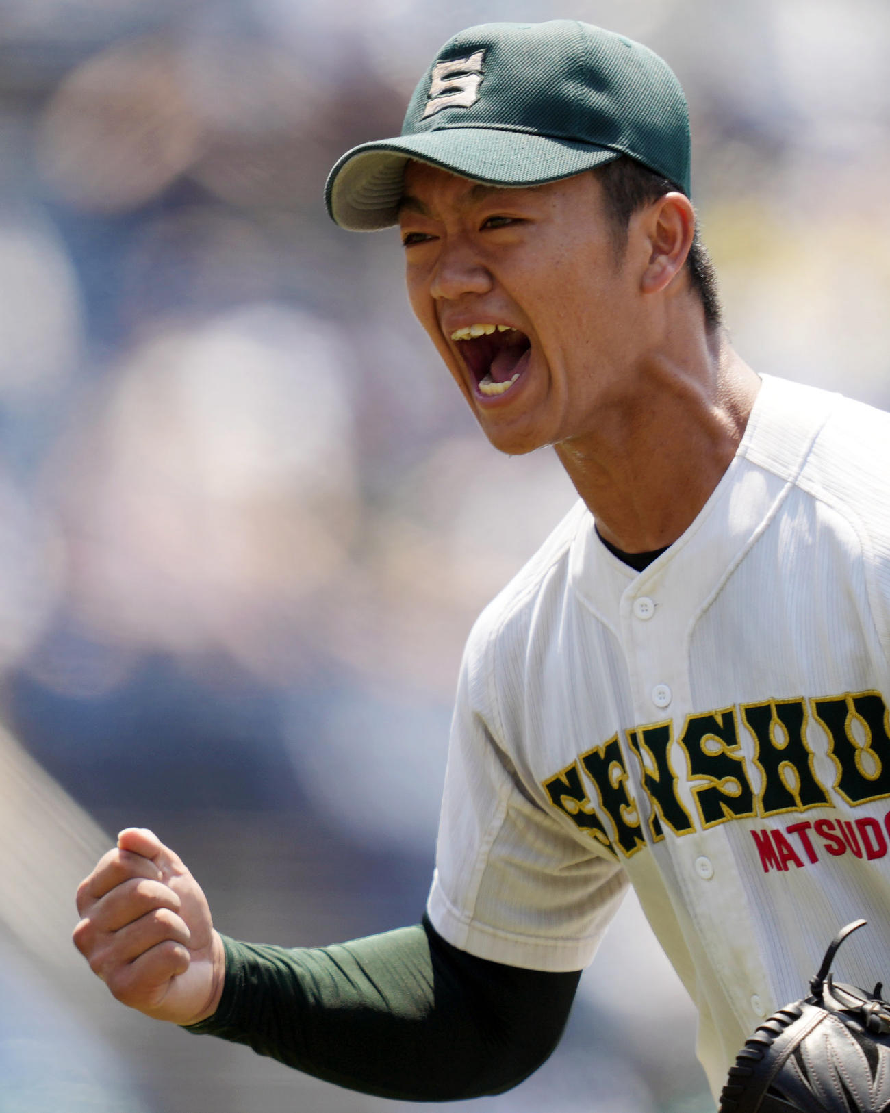 7回表幕張総合2死三塁、久保山を二ゴロに打ち取り、ガッツポーズを決める専大松戸・平野（撮影・狩俣裕三）