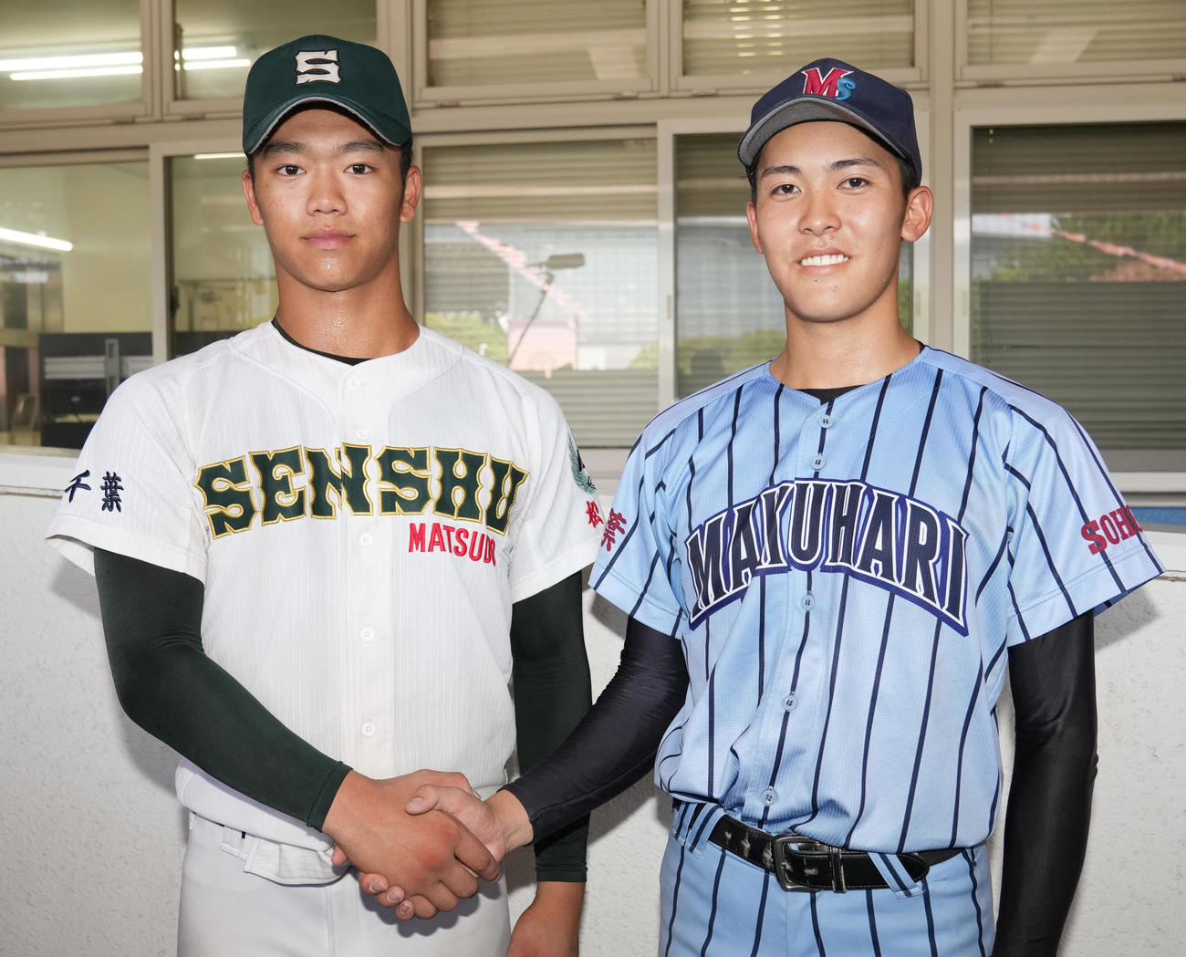 試合後、健闘をたたえ合う専大松戸・平野（左）と幕張総合・早坂（撮影・狩俣裕三）