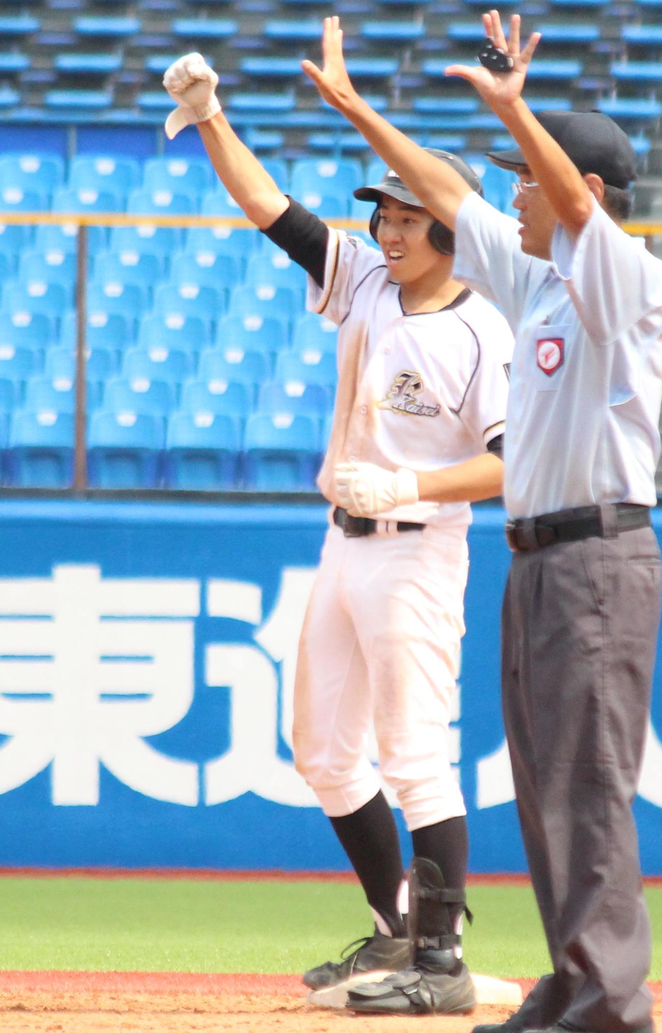 3回表、適時二塁打を放ちガッツポーズをする開成・伊藤（撮影・保坂恭子）