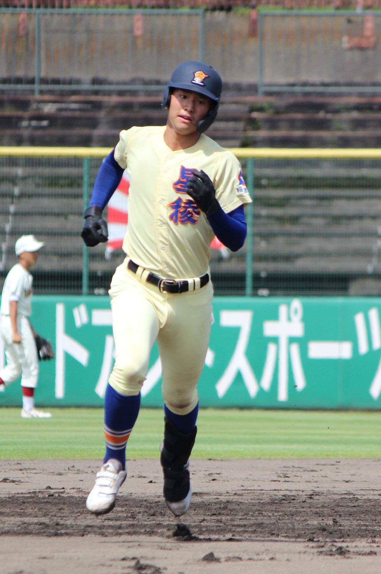 星稜対石川高専　3回、左翼場外に3ランを放った星稜・近藤真亜久（撮影・柏原誠）