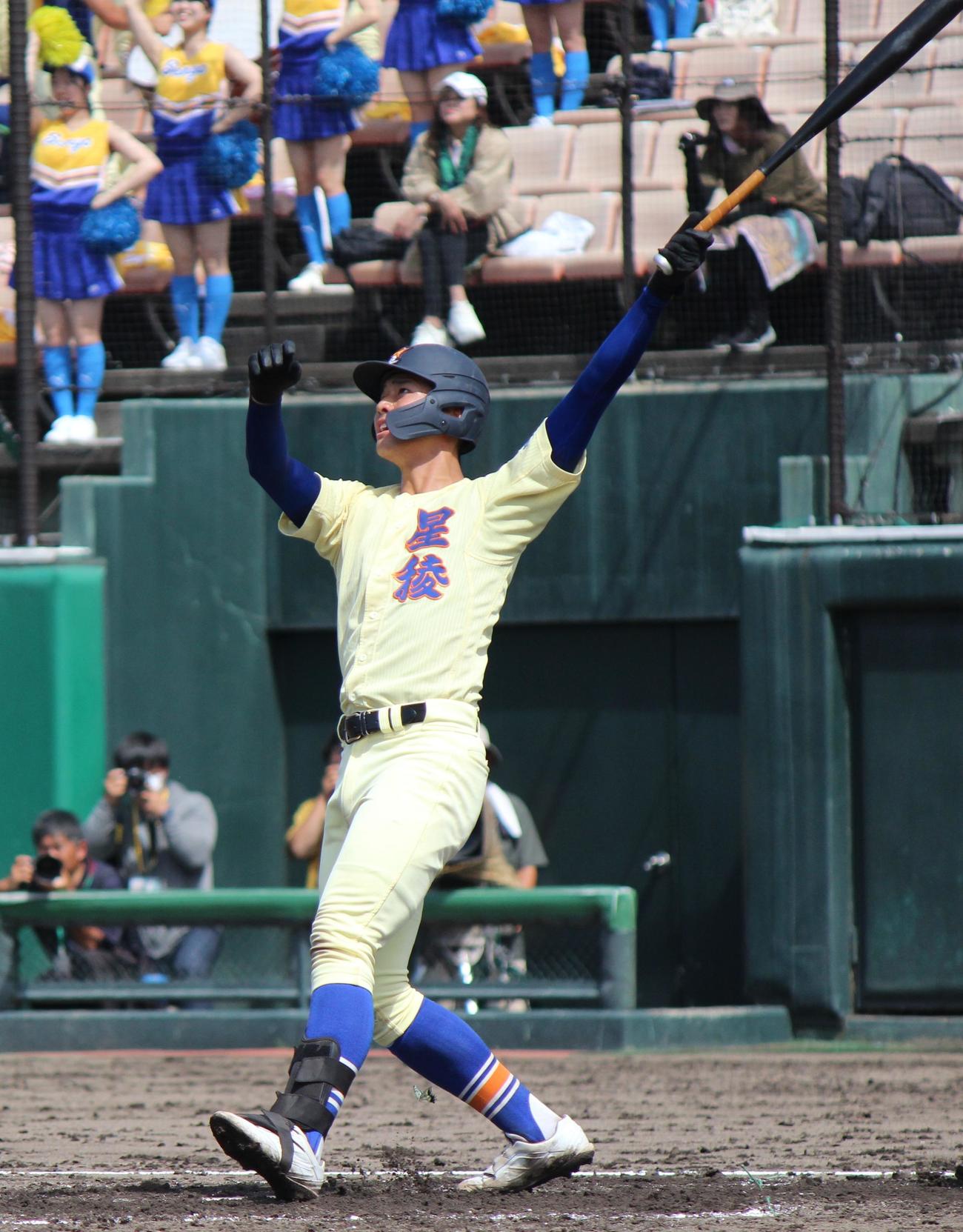星稜対石川高専　3回、左翼場外に3ランを放った星稜・近藤真亜久（撮影・柏原誠）