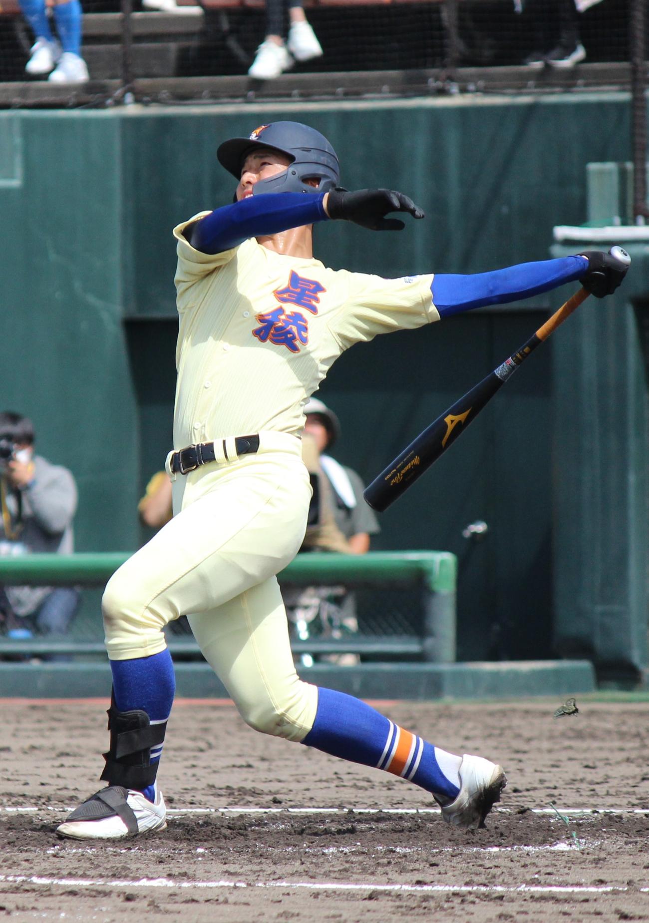 星稜対石川高専　3回、左翼場外に3ランを放った星稜・近藤真亜久（撮影・柏原誠）