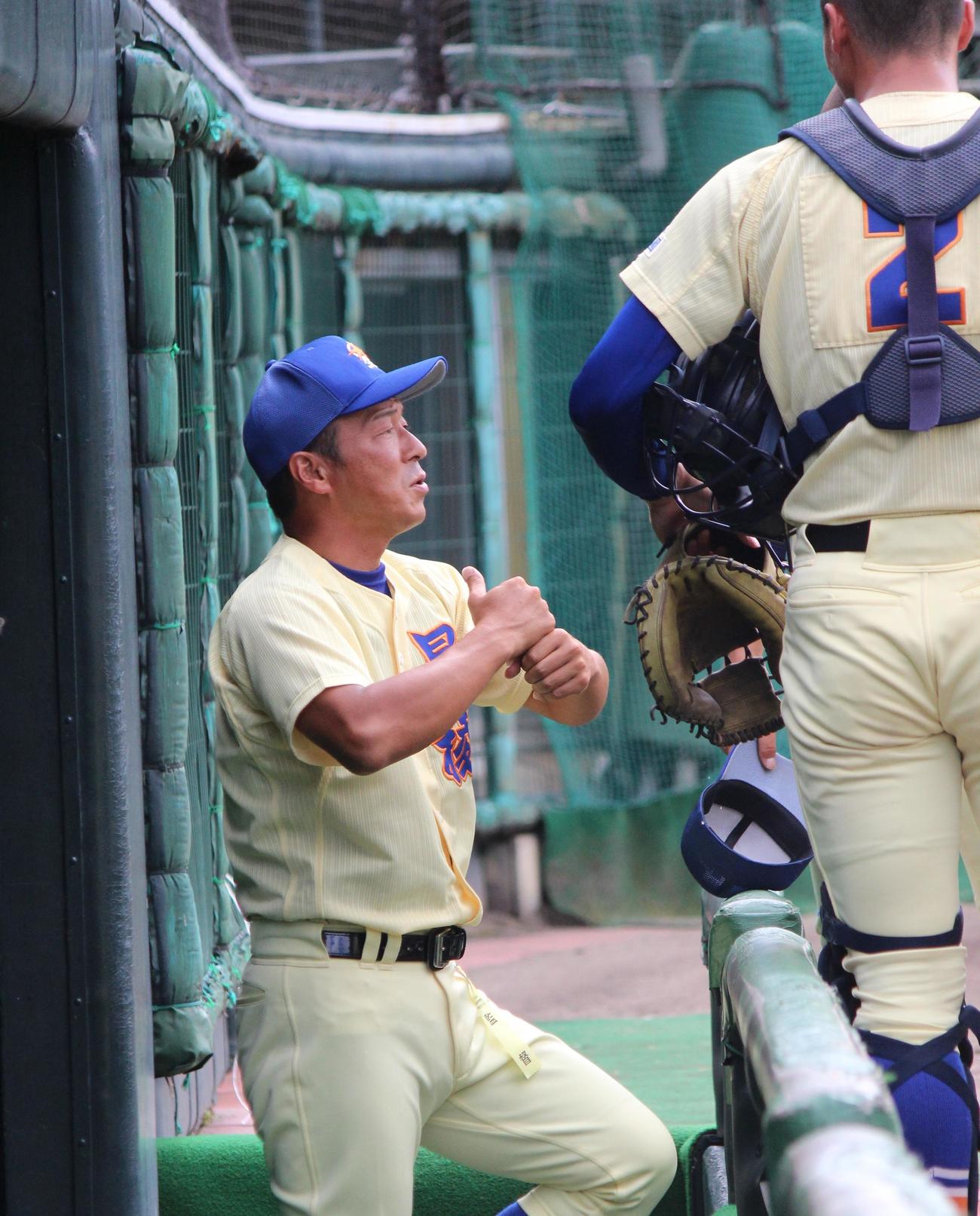 星稜対石川高専　指示を出す星稜・山下監督（撮影・柏原誠）