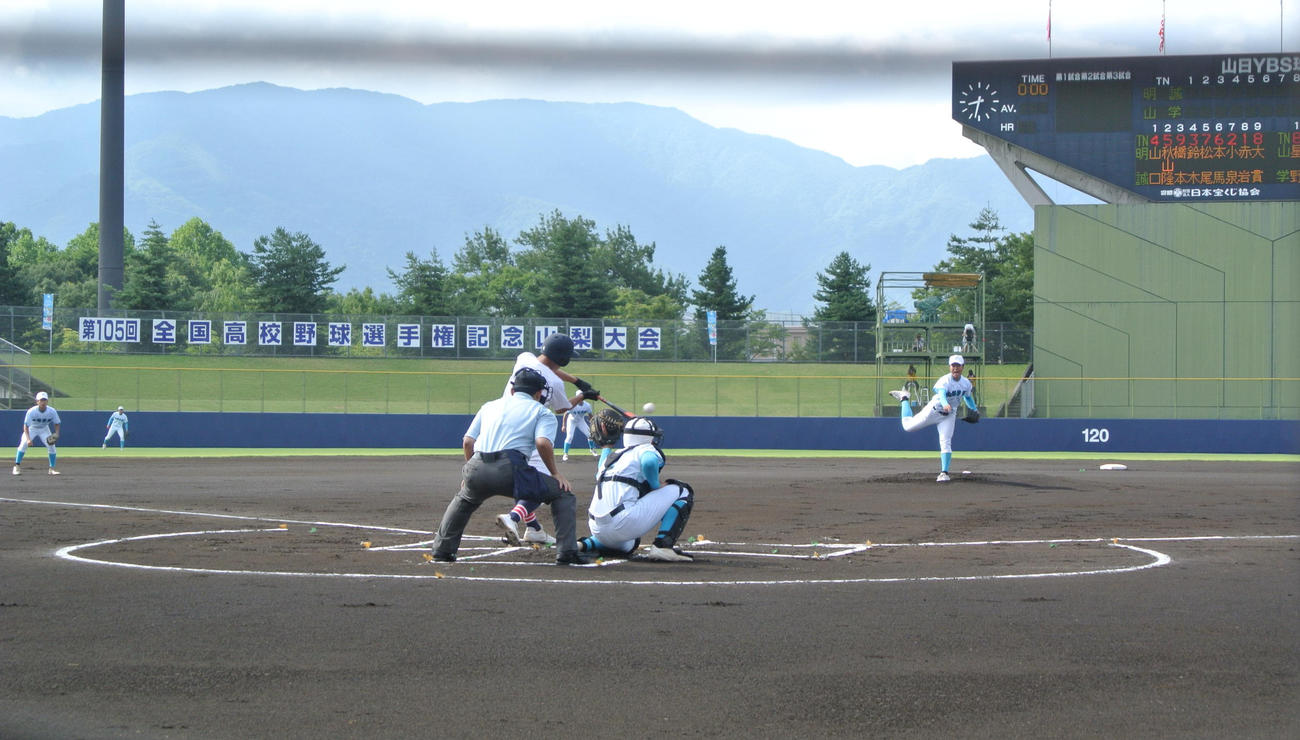 先発した山梨学院の林謙吾（3年）は初回、日大明誠の先頭山口拓哉内野手（3年）を初球一邪飛に打ち取る（撮影・井上真）