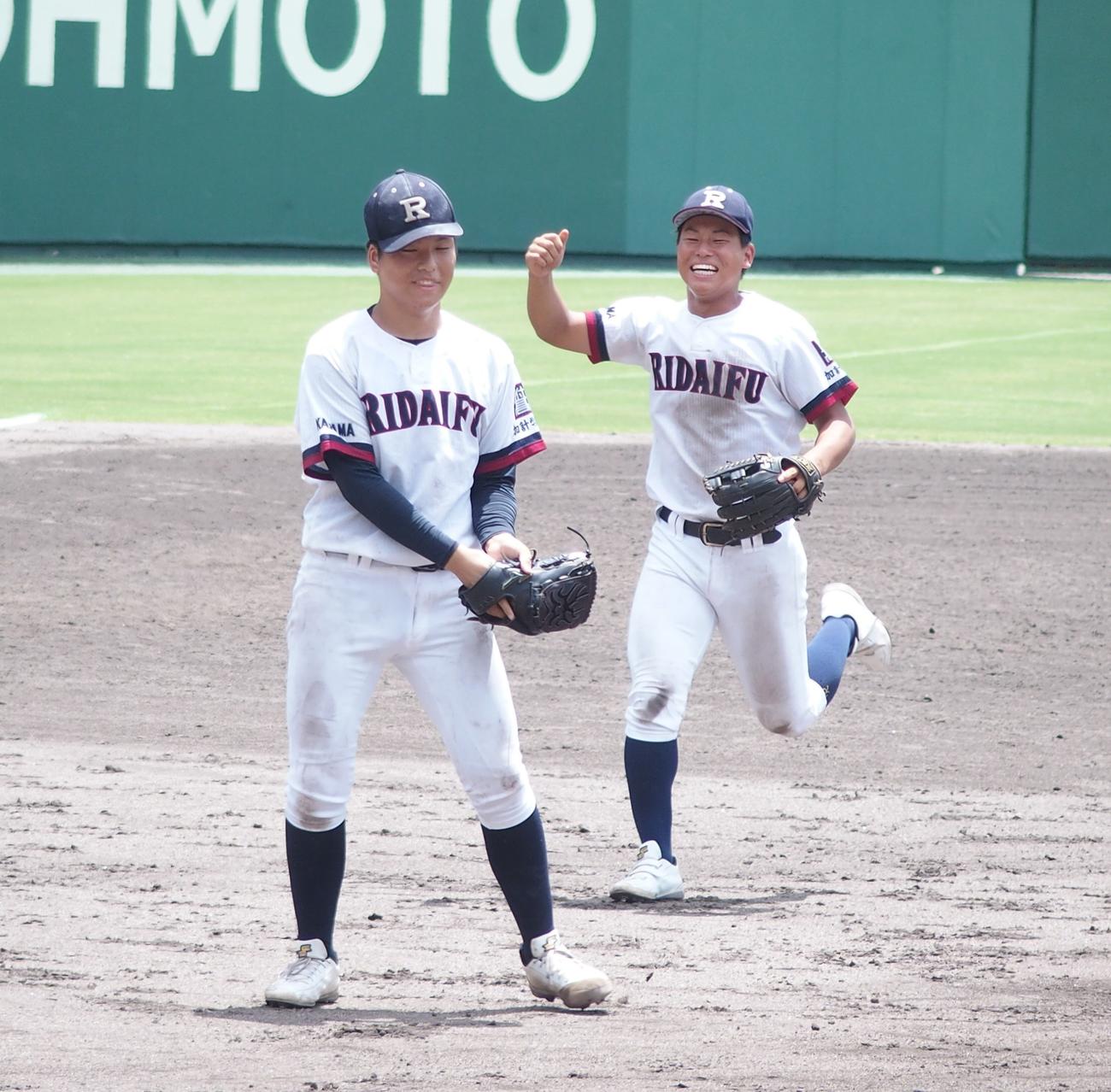 岡山学芸館対岡山理大付　最後の打者を打ち取り、笑顔の岡山理大付・高橋（撮影・永田淳）