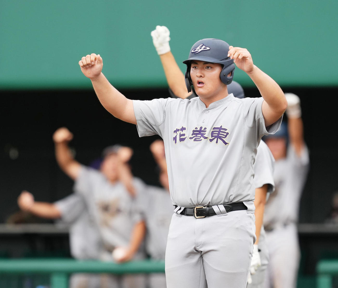 花巻東対水沢商　11回表花巻東1死一、二塁、久慈の2点適時三塁打で三塁から生還し、雄たけびを上げる佐々木（撮影・菅敏）