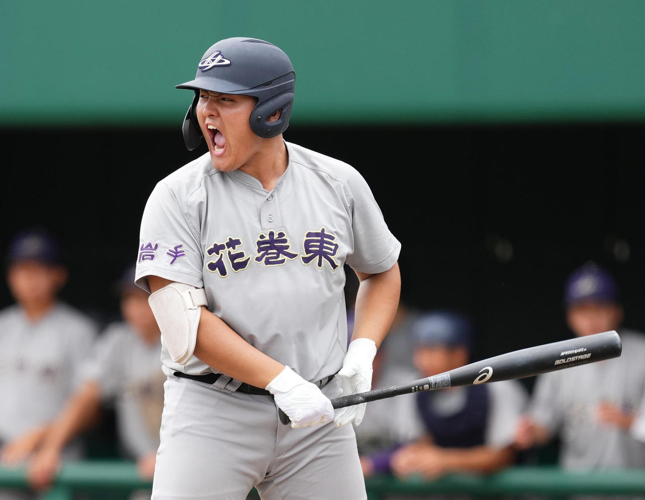花巻東対水沢商　10回表花巻東無死一、二塁、代打で出場し、打席に入り叫ぶ佐々木（撮影・菅敏）