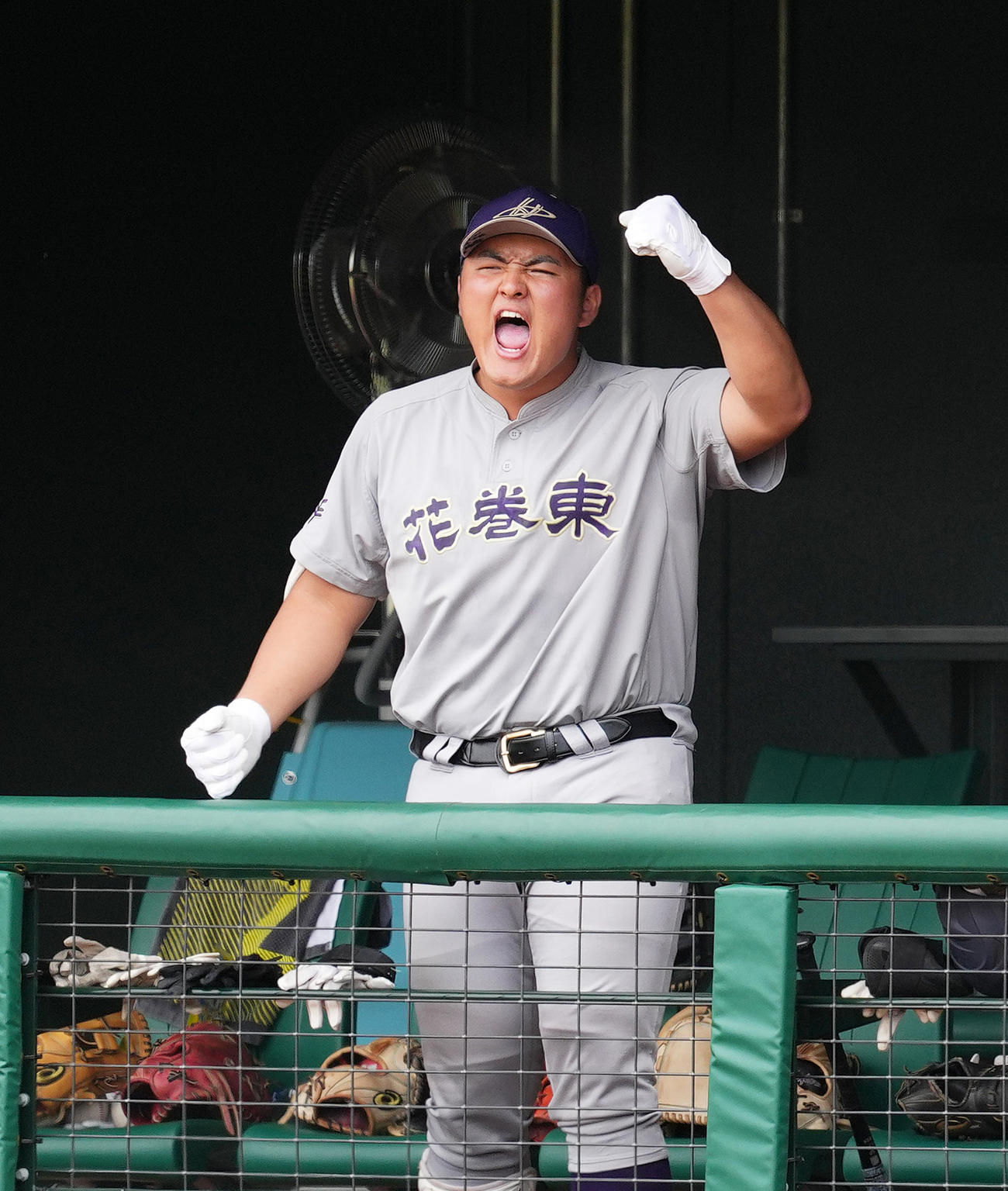 花巻東対水沢商　4回の守りを終え、ベンチでガッツポーズを見せる花巻東・佐々木（撮影・菅敏）