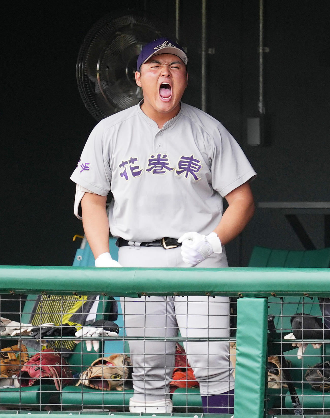 花巻東対水沢商　4回の守りを終え、ベンチでガッツポーズを見せる花巻東・佐々木（撮影・菅敏）